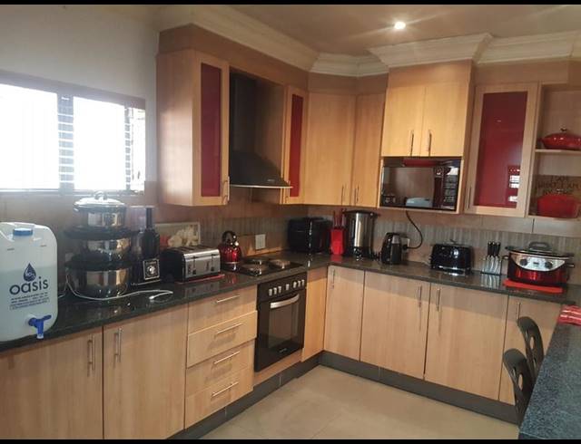 4 BEDROOM HOUSE FOR SALE IN OLIEVENHOUTBOSCH